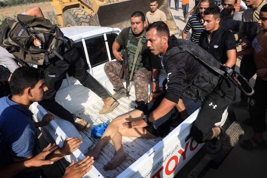 Militantes palestinos rodean un camión que supuestamente transportaba a una mujer israelí capturada en Khan Yunis.