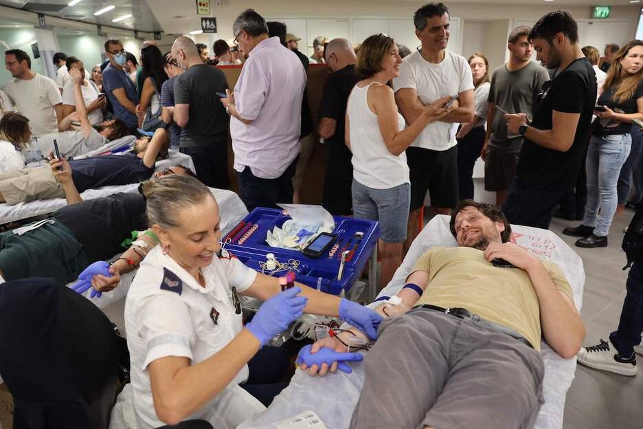 Un israelí dona sangre en un hospital de Tel Aviv.