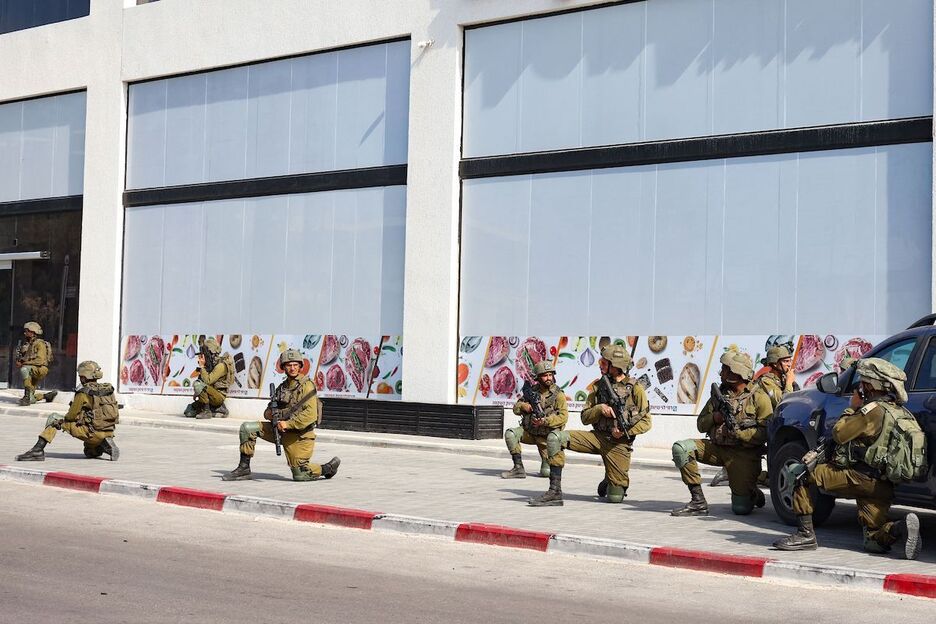 Soldados israelíes se despliegan en una zona donde han muerto civiles en la ciudad sureña de Sderot.