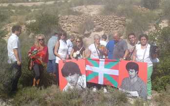 Los retratos de Joxi y Joxean, en la zona de matorral en que los enterraron en Busot (Alacant).