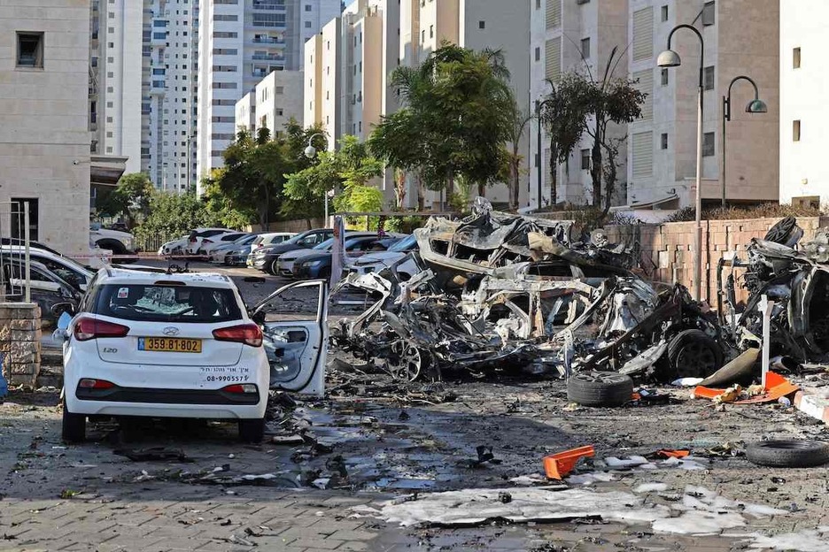 Vehículos quemados en Ashkelon tras un ataque con cohetes desde la Franja de Gaza hacia Israel.