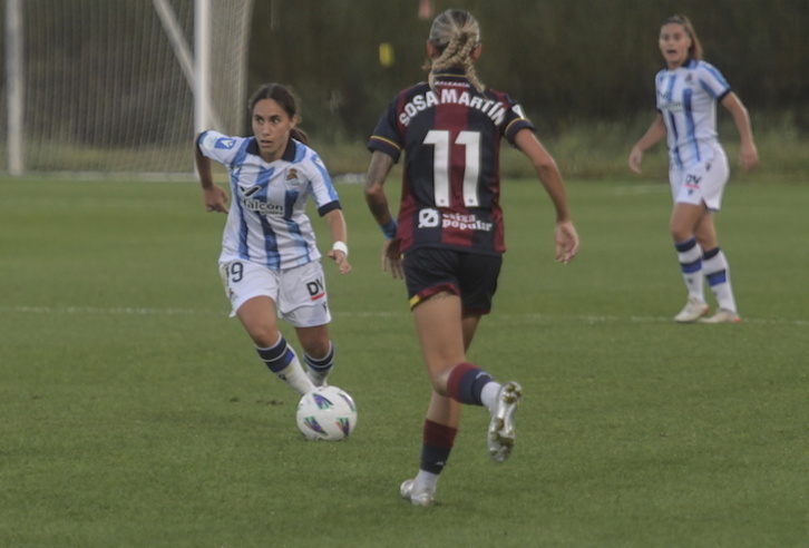 El buen partido contra el Levante anima a las txuriurdines. En la imagen, Lorena Navarro conduce el balón.