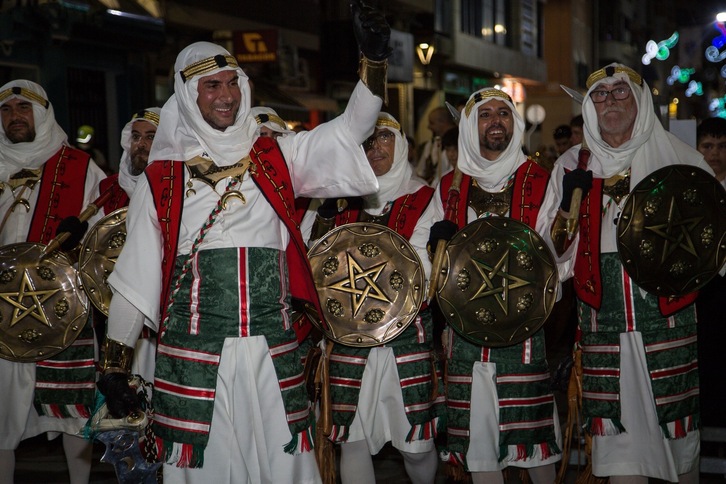 Estos desfiles de «Moros y Cristianos» son habituales en localidades de la Comunidad Valenciana. La foto de archivo es de una localidad alicantina.