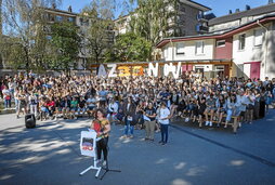 Presentación multitudinaria del acuerdo social, ayer en Hernani.