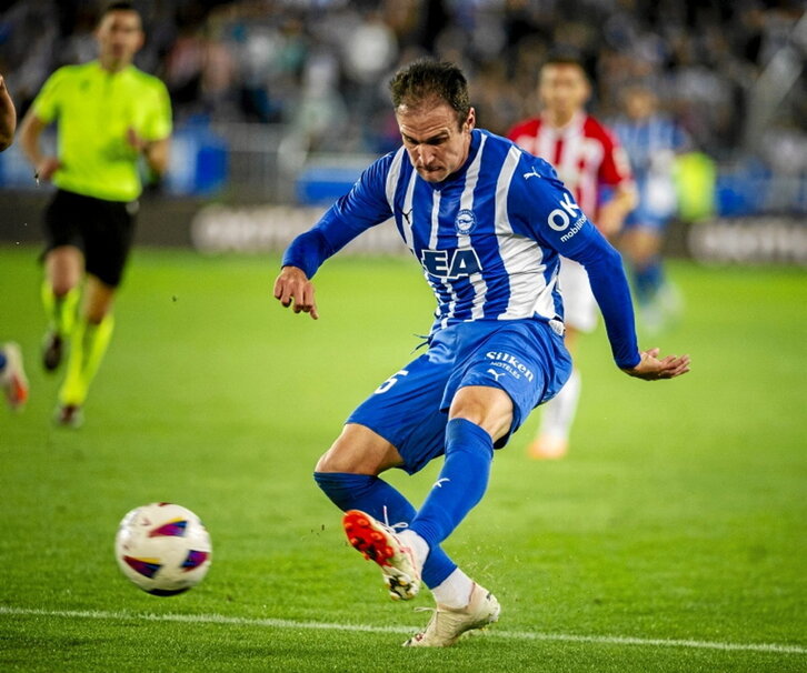 Kike García dispara a portería en un partido.