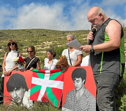 Pili Zabala y Axun Lasa, junto a las fotos de sus hermanos Joxi y Joxean.