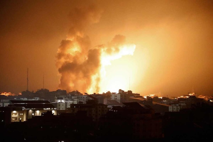 Fuego y humo procedentes de la ciudad de Gaza durante los ataques aéreos de Israel.