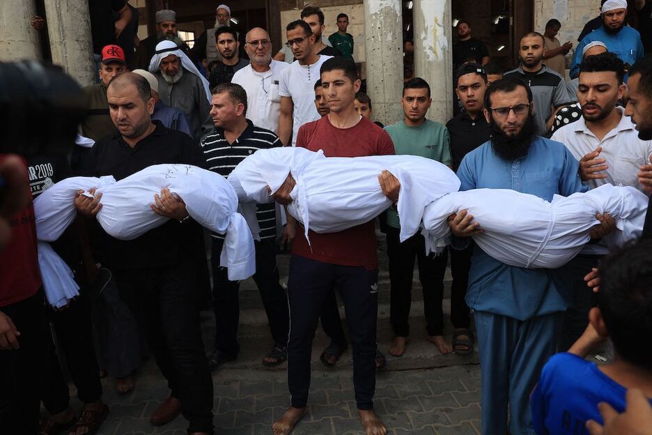 Familiares llevan los cuerpos de varios niños palestinos muertos en los bombardeos israelíes sobre Gaza.