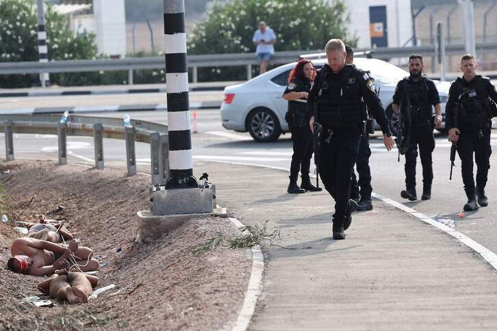 Palestinos detenidos, arrojados al borde de la carretera, esposados y desnudados por los soldados israelíes.