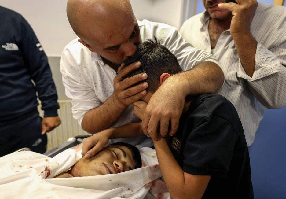 Velando el cadáver de un joven palestino muerto en Hebrón.