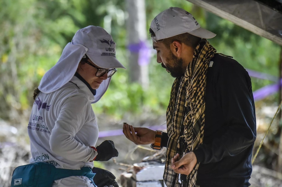 M&eacute;dicos forenses analizan restos hallados en los hornos, que podr&iacute;an ser v&iacute;ctimas de los paramilitares.