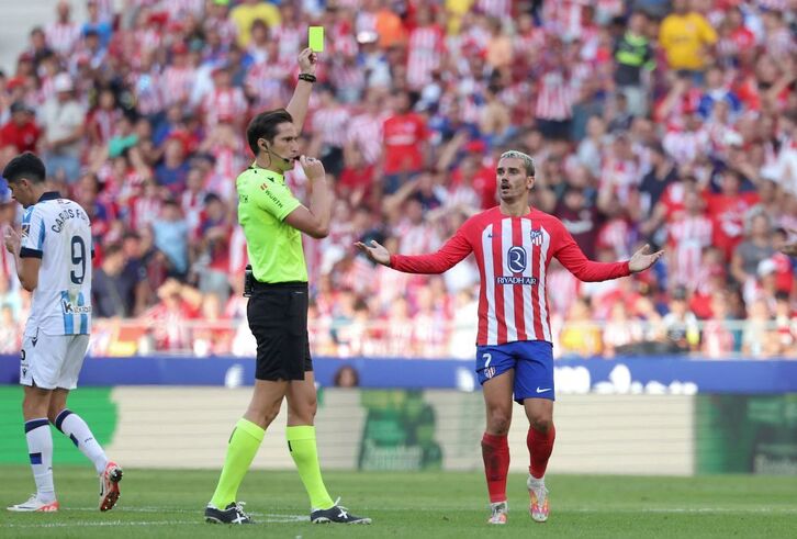 Munuera Montero, que amonesta a Griezmann ante Carlos Fernández, ha decidido el partido con una mano del sevillano