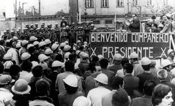 Una imagen de archivo de Salvador Allende en un acto con trabajadores.