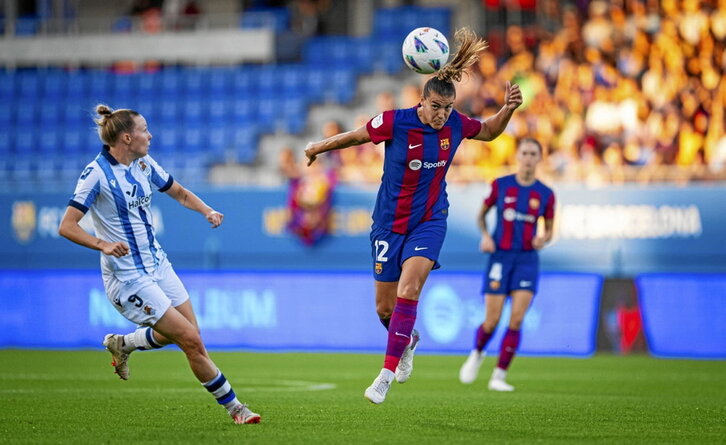 Patri Guijarro cabecea el balón en presencia de Franssi.