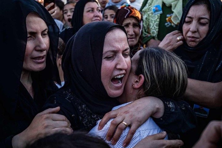 Familiares de miembros de las fuerzas de seguridad kurdas lloran en un funeral tras un ataque aéreo registrado el 6 de octubre.