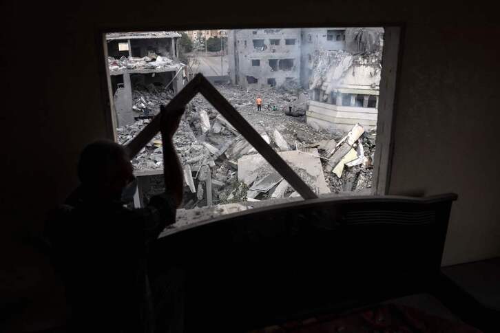 Un vecino de Gaza inspecciona los daños provocados en su vivienda por un ataque israelí.