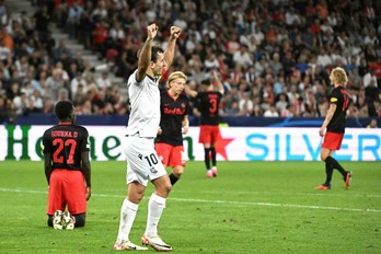 Mikel Oyarzabal celebra el gol que abrió el camino a la victoria en Salzburgo.