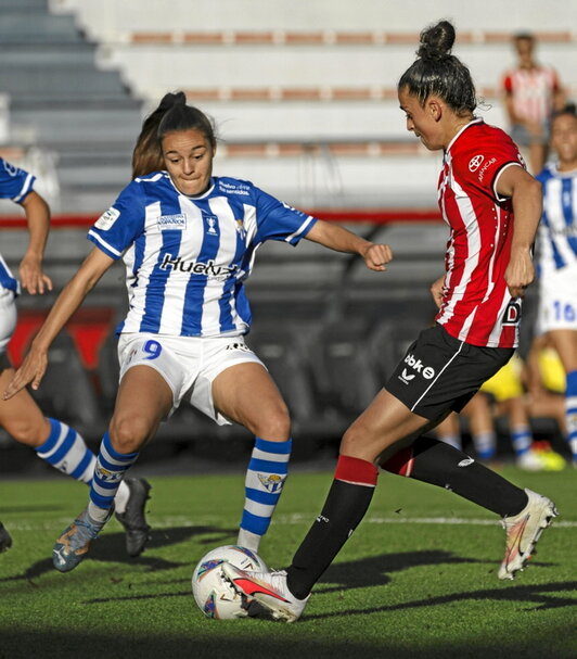 La goleadora Sanadri con el balón.