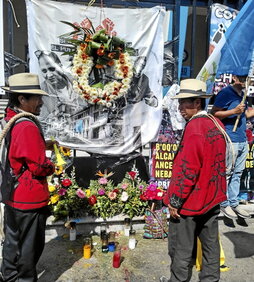 Líderes indígenas mantienen una protesta frente a la sede de la Fiscalía General, en Ciudad de Guatemala.
