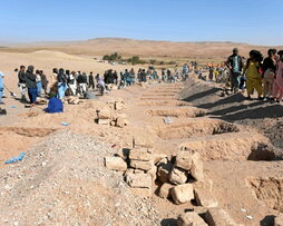 Inhumaciones en la localidad de Zendeh Jan.