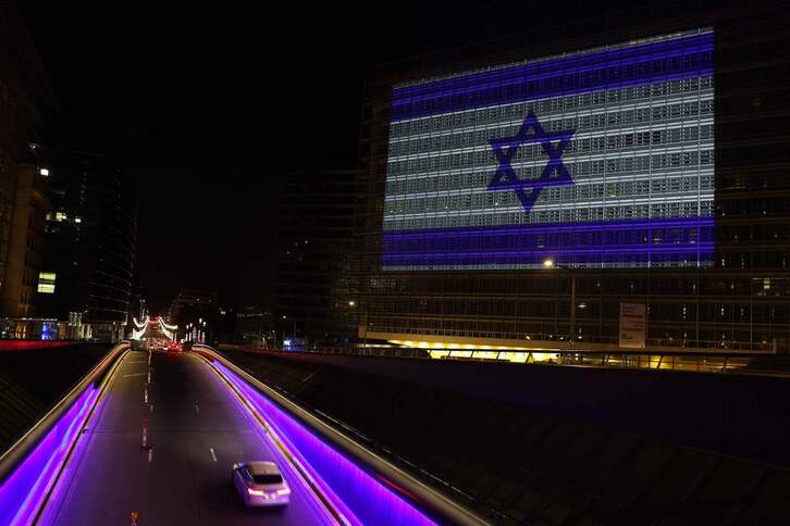 Sede de la Comisión Europea iluminada con los colores de la bandera israelí.