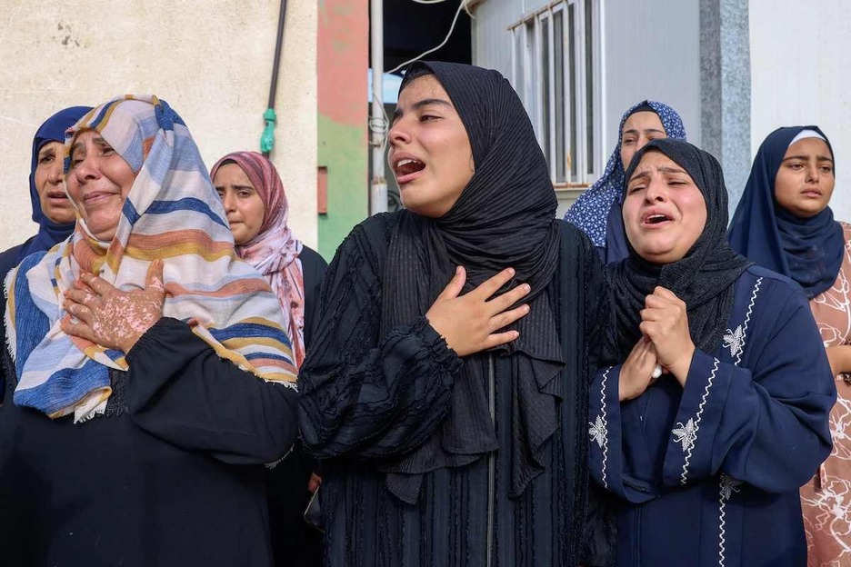 Un grupo de mujeres llora durante el funeral de los palestinos muertos en un bombardeo israelí nocturno en Jan Yunis, en el sur de la Franja de Gaza.