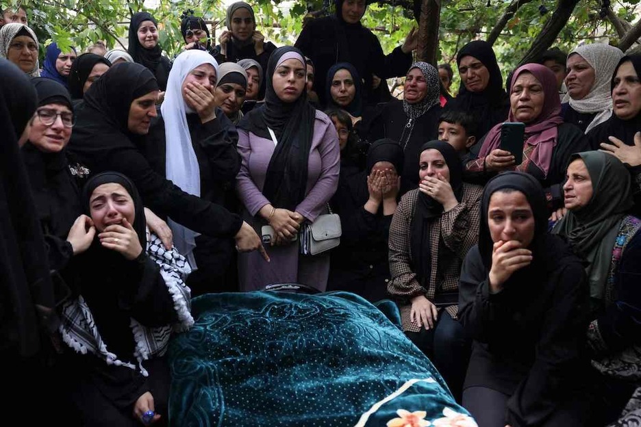 Imagen del funeral de Muntaser Zaaqik, muerto un día antes en enfrentamientos con las fuerzas de seguridad israelíes en la localidad de Beit Omar, al norte de Hebrón, en la Cisjordania ocupada.