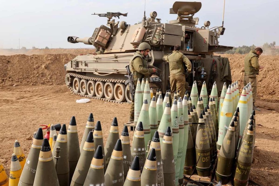 Proyectiles de artillería alineados junto a un vehículo blindado mientras soldados israelíes toman posiciones cerca de la frontera con Gaza, en el sur de Israel.