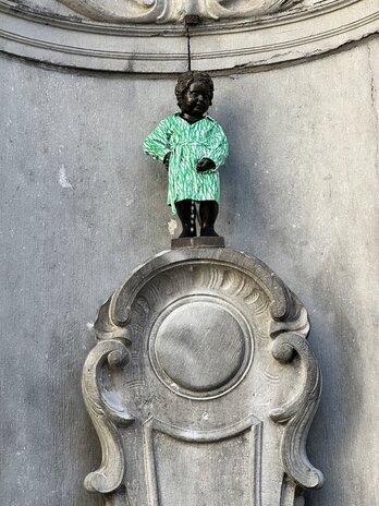 Manneken Pis estatua, emakumez jantzita.