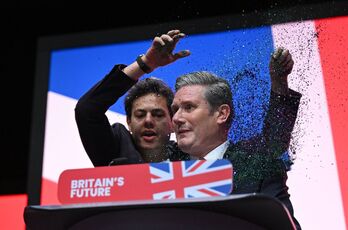 Un manifestante arroja purpurina sobre el líder del Partido Laborista británico, Keir Starmer, al comienzo de su discurso de apertura ante los delegados en el tercer día de la conferencia anual del Partido Laborista en el noroeste de Liverpool.