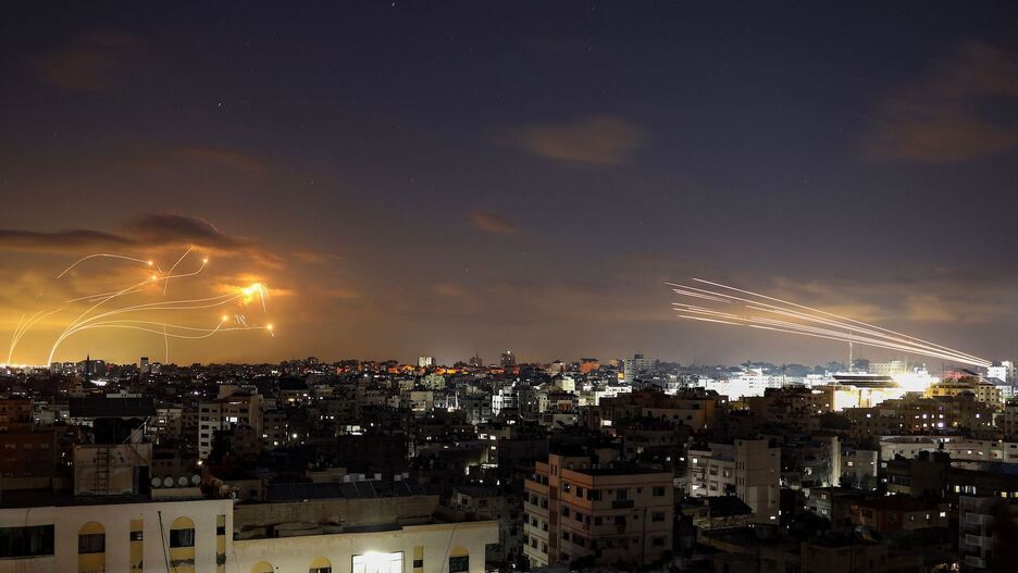 La Cúpula de Hierro capta cohetes lanzados desde Gaza. 