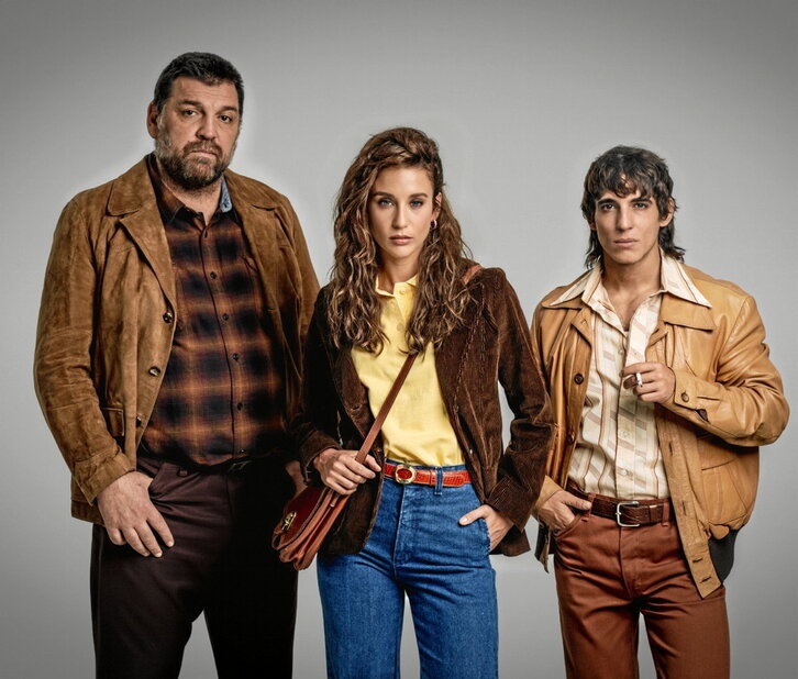 Hovik Keuchkerian, María Pedraza y Miguel Herrán, en la primera imagen de la serie.
