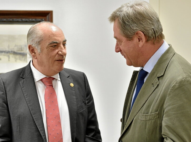 Iñaki Arriola conversa con Bingen Zupiria antes de la rueda de prensa conjunta.