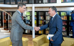 Aitor Esteban estrecha la mano de Pedro Sánchez antes de la reunión celebrada ayer en el Congreso español.