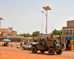 Un vehículo militar francés cruza el distrito de Lazaret, en Niamey.