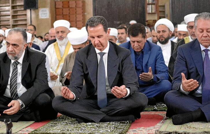 Siriako presidente Baxar al-Assad, otoitz egiten. SANA