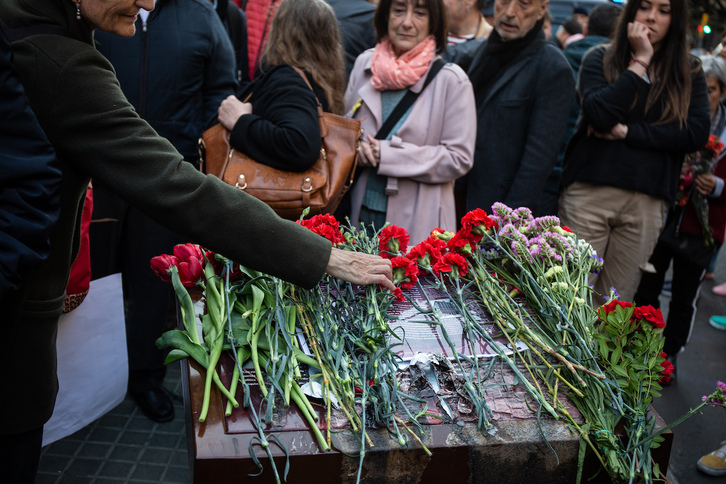 Ofrenda floral en un placa por la Memoria Histórica ante la comisaria Via Laietana que apareció calcinada en 2019.