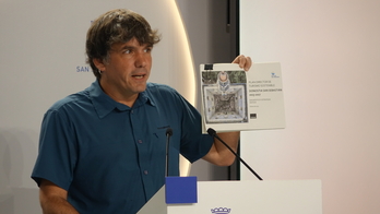 Markel Ormazabal muestra el Plan de Turismo 2023-2027, que tiene una foto de Hondalea en la portada.