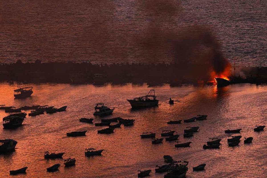 Un barco en llamas tras un ataque israelí al puerto de la ciudad de Gaza.