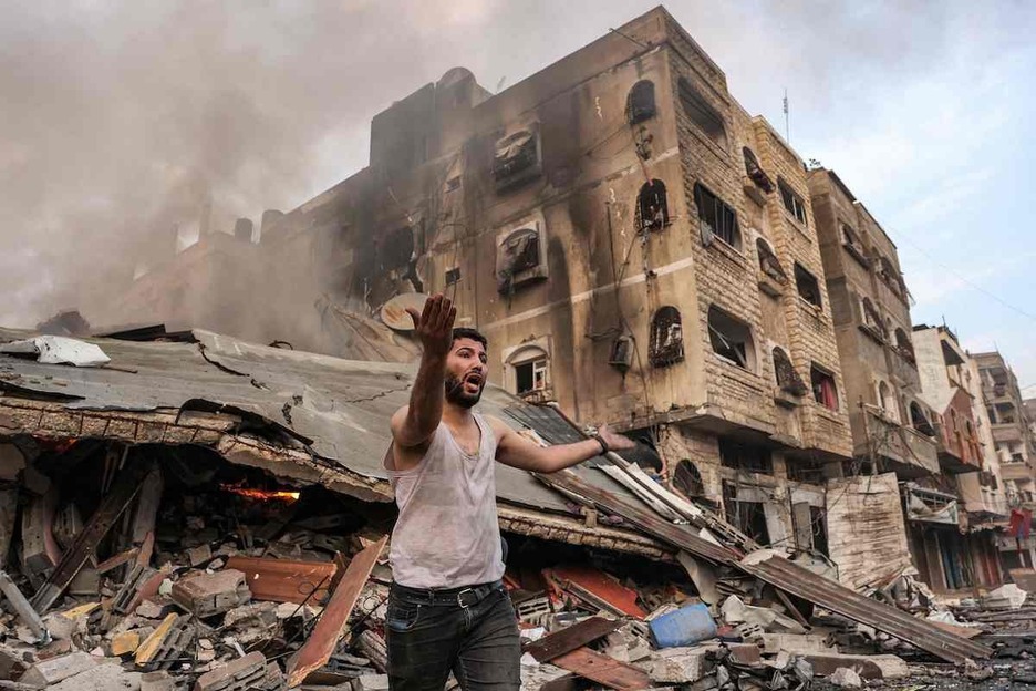 Desolación de un hombre ante un edificio derrumbado por los bombardeos israelíes en la ciudad de Gaza.