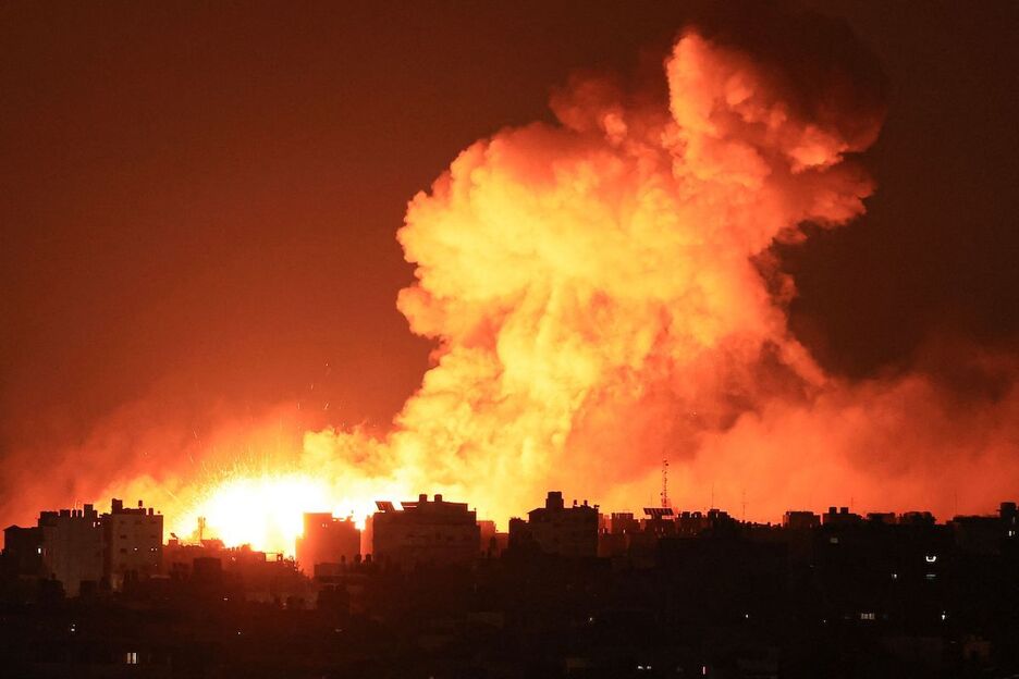 Explosiones iluminan el cielo durante los ataques israelíes contra la ciudad de Gaza.