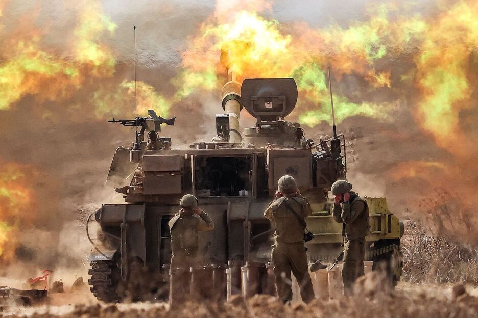 Soldados israelís disparan un obús autopropulsado cerca de la frontera con Gaza, en el sur de Israel.