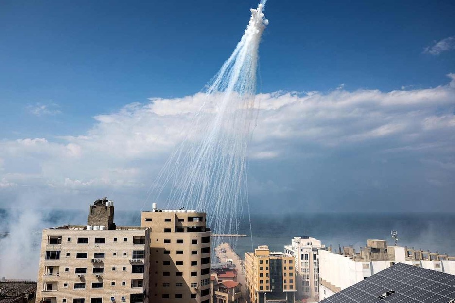 Imagen del humo provocado por los bombardeos israelíes con munición incendiaria sobre la ciudad de Gaza.