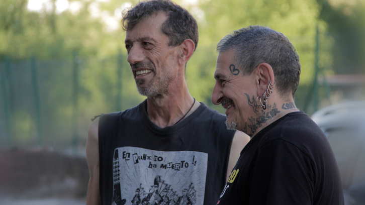 Manolo Kabezabolo y Evaristo Páramos, en una secuencia del documental