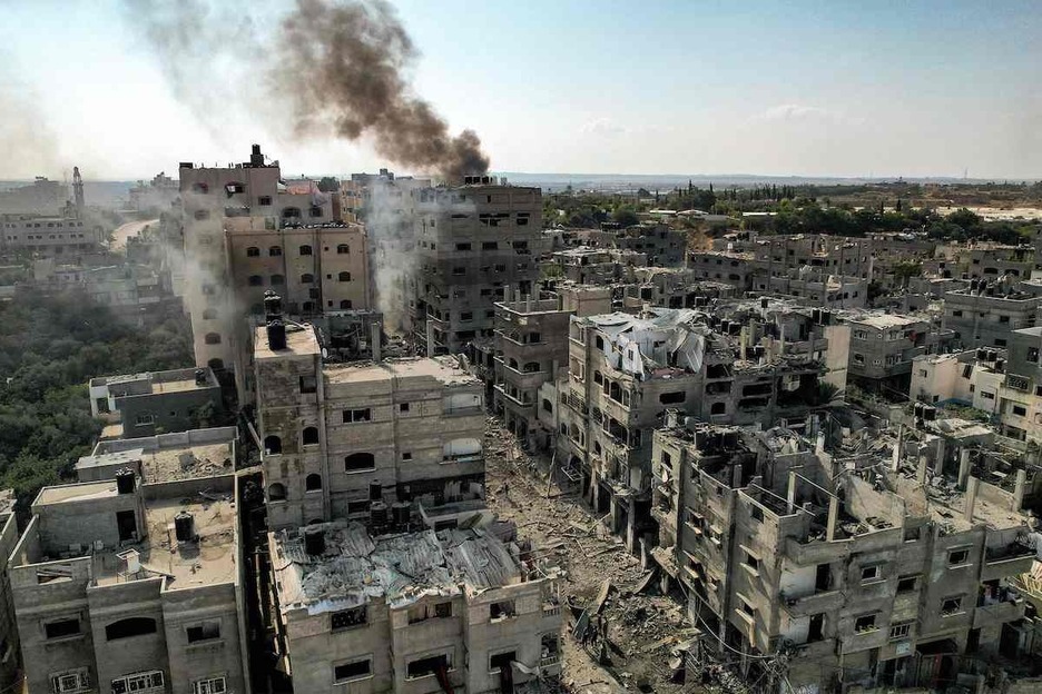 Vista aérea de los edificios destruidos por los ataques aéreos israelíes en el campo de refugiados palestinos de Yabalia, en la ciudad de Gaza.