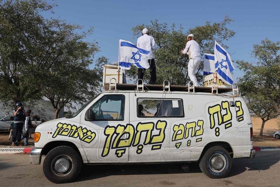 Miembros de la secta jasídica de Breslev bailan en su furgoneta cerca de la frontera entre Israel y Gaza.