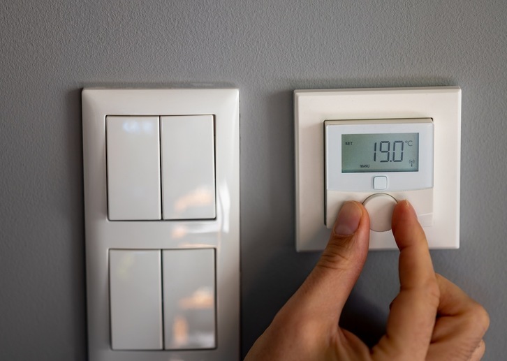 Egunez termostatoa 19 gradutan edukitzea nahikoa da. Hortik gorako gradu bakoitzak %7 areagotuko du kontsumoa. 