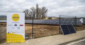 La planta fotovoltaica de Mendialdea, en Arraia-Maeztu, está ubicada en una parcela industrial propiedad del Ayuntamiento.  