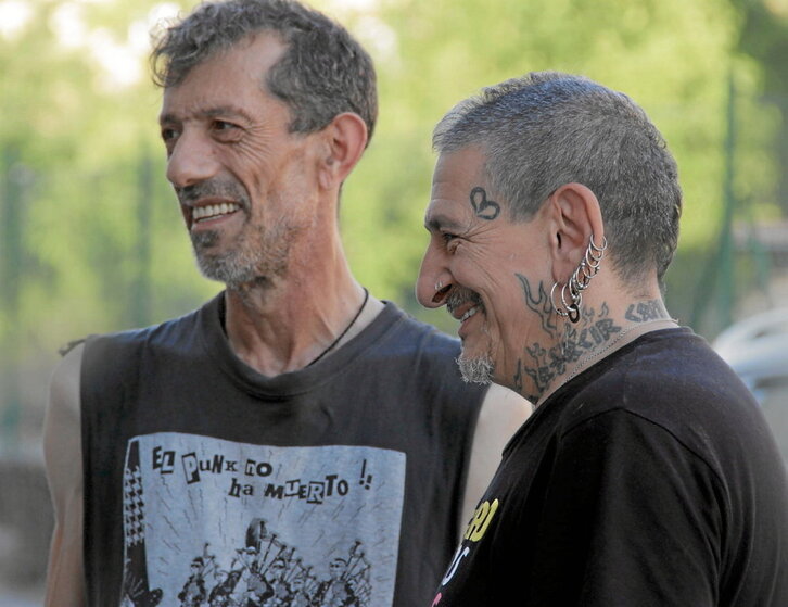 Manolo Kabezabolo y Evaristo Páramos, en una escena del documental..