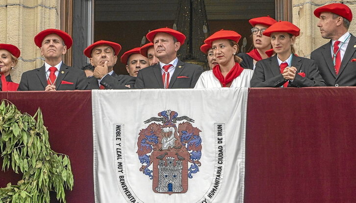 El alcalde de Irun ha recibido este año por vez primera al alarde mixto.